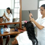 Parceria forma cabeleireiros no Santa Gleide - Foto: Edinah Mary/Seides