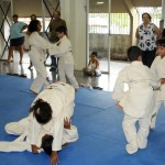 Alunos de judô do ECCOS recebem kimonos - Foto: Edinah Mary/Seides