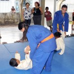 Alunos de judô do ECCOS recebem kimonos - Foto: Edinah Mary/Seides