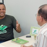 Banese vai financiar plantio de milho em assentamento do MST - Clodoaldo Silva (esquerda) foi recebido por Edson Caetano / Foto: Janaína Santos/Banese