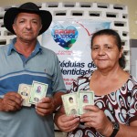 Governo leva cidadania ao interior com o 'Sergipe de Todos' - O casal Amadeu Barbosa e Isabel Alves com as novas carteiras de identidade / Foto: César de Oliveira/ASN