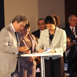 Governo e Caixa assinam protocolo para a gestão do lixo no agreste - Déda e a presidente da Caixa assinam o protocolo