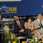 Governo e Caixa assinam protocolo para a gestão do lixo no agreste - Déda e a presidente da Caixa assinam o protocolo