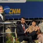 Governo e Caixa assinam protocolo para a gestão do lixo no agreste - Déda e a presidente da Caixa assinam o protocolo
