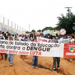 Colégio Estadual realiza caminhada contra a dengue - Foto: Juarez Silveira/SEED