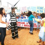 Colégio Estadual realiza caminhada contra a dengue - Foto: Juarez Silveira/SEED