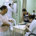 Hidratação em suspeita de dengue deve começar antes do atendimento médico - Foto: Márcio Garcez/Saúde