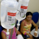 Hidratação em suspeita de dengue deve começar antes do atendimento médico - Foto: Márcio Garcez/Saúde