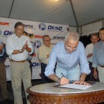 Déda assina ordem de serviço para obras da rede de esgoto na Farolândia - Foto: Cesar de Oliveira/ASN
