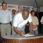 Déda assina ordem de serviço para obras da rede de esgoto na Farolândia - Foto: Cesar de Oliveira/ASN