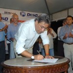 Déda assina ordem de serviço para obras da rede de esgoto na Farolândia - Foto: Cesar de Oliveira/ASN