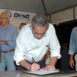 Déda assina ordem de serviço para obras da rede de esgoto na Farolândia - Foto: Cesar de Oliveira/ASN