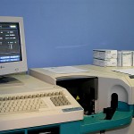 Novo equipamento agiliza resultados de exames na maternidade - Analisador Dimension A.R. / Foto: Walber Faria