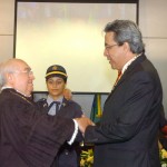 Déda recebe o Colar do Mérito Judiciário na despedida de Artêmio Barreto - Foto: César de Oliveira/ASN