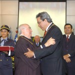 Déda recebe o Colar do Mérito Judiciário na despedida de Artêmio Barreto - Foto: César de Oliveira/ASN