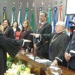Déda recebe o Colar do Mérito Judiciário na despedida de Artêmio Barreto - Foto: César de Oliveira/ASN