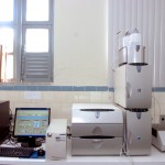Déda defende investimentos em Ciência e Tecnologia no aniversário do ITPS - Diretor do ITPS mostra o funcionamento do cromatógrafo de íons ao governador / Foto: Márcio Dantas/ASN