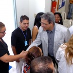 Déda defende investimentos em Ciência e Tecnologia no aniversário do ITPS - Diretor do ITPS mostra o funcionamento do cromatógrafo de íons ao governador / Foto: Márcio Dantas/ASN