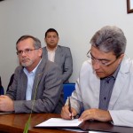 Déda defende investimentos em Ciência e Tecnologia no aniversário do ITPS - Diretor do ITPS mostra o funcionamento do cromatógrafo de íons ao governador / Foto: Márcio Dantas/ASN