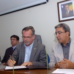 Déda defende investimentos em Ciência e Tecnologia no aniversário do ITPS - Diretor do ITPS mostra o funcionamento do cromatógrafo de íons ao governador / Foto: Márcio Dantas/ASN