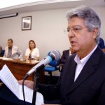 Déda defende investimentos em Ciência e Tecnologia no aniversário do ITPS - Diretor do ITPS mostra o funcionamento do cromatógrafo de íons ao governador / Foto: Márcio Dantas/ASN
