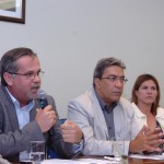 Déda defende investimentos em Ciência e Tecnologia no aniversário do ITPS - Diretor do ITPS mostra o funcionamento do cromatógrafo de íons ao governador / Foto: Márcio Dantas/ASN
