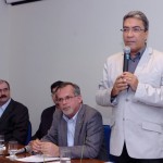 Déda defende investimentos em Ciência e Tecnologia no aniversário do ITPS - Diretor do ITPS mostra o funcionamento do cromatógrafo de íons ao governador / Foto: Márcio Dantas/ASN