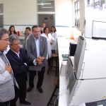 Déda defende investimentos em Ciência e Tecnologia no aniversário do ITPS - Diretor do ITPS mostra o funcionamento do cromatógrafo de íons ao governador / Foto: Márcio Dantas/ASN