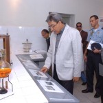 Déda defende investimentos em Ciência e Tecnologia no aniversário do ITPS - Diretor do ITPS mostra o funcionamento do cromatógrafo de íons ao governador / Foto: Márcio Dantas/ASN