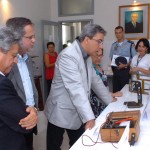 Déda defende investimentos em Ciência e Tecnologia no aniversário do ITPS - Diretor do ITPS mostra o funcionamento do cromatógrafo de íons ao governador / Foto: Márcio Dantas/ASN