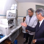 Déda defende investimentos em Ciência e Tecnologia no aniversário do ITPS - Diretor do ITPS mostra o funcionamento do cromatógrafo de íons ao governador / Foto: Márcio Dantas/ASN