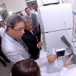 Déda defende investimentos em Ciência e Tecnologia no aniversário do ITPS - Diretor do ITPS mostra o funcionamento do cromatógrafo de íons ao governador / Foto: Márcio Dantas/ASN