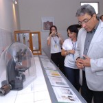 Déda defende investimentos em Ciência e Tecnologia no aniversário do ITPS - Diretor do ITPS mostra o funcionamento do cromatógrafo de íons ao governador / Foto: Márcio Dantas/ASN