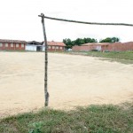 Sergipe Cidades’  garante quadra de esporte para escola em Areia Branca - Antiga quadra coberta pelo mato / Foto: Ascom/Seplan