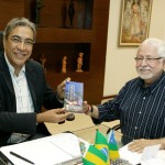 Guia de Autoridades destaca 40 anos do Edifício Estado de Sergipe - O secretário Jorge Araújo entregou um exemplar ao governador Marcelo Déda / Foto: Marcos Rodrigues/ASN