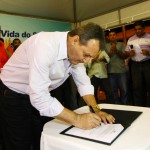 Governador entrega hospital de Porto da Folha - O governador Marcelo Déda ao lado do prefeito Manoel de Rosinha / Foto: Márcio Dantas/ASN