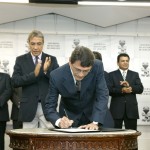 Governador Marcelo Déda empossa dois novos secretários - Assinatura do termo de posse dos novos secretários / Foto: Marcos Rodrigues/ASN