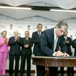 Governador Marcelo Déda empossa dois novos secretários - Assinatura do termo de posse dos novos secretários / Foto: Marcos Rodrigues/ASN