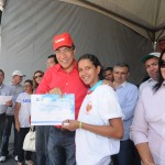 Governador entrega certificados de cursos profissionalizantes promovidos pela Seides - Governador entrega certificado a Jéssica Santos