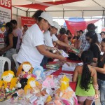 Governador entrega certificados de cursos profissionalizantes promovidos pela Seides - Governador entrega certificado a Jéssica Santos