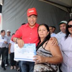 Governador entrega certificados de cursos profissionalizantes promovidos pela Seides - Governador entrega certificado a Jéssica Santos