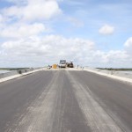 Ponte Joel Silveira recebe as primeiras camadas de asfalto - Foto: Mário Sousa/Seinfra
