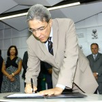 Governador Marcelo Déda empossa três novos secretários  - Governador Marcélo Déda assina termos de posse / Foto:  Márcio Dantas/ASN