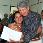 Governo concede benefícios previdenciários de maneira centralizada - A aposentada Maria Helena e o secretário Jorge Alberto / Foto: Ascom/Sergipeprevidência