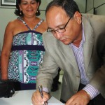 Governo concede benefícios previdenciários de maneira centralizada - A aposentada Maria Helena e o secretário Jorge Alberto / Foto: Ascom/Sergipeprevidência