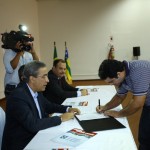 Déda empossa novos servidores da Fundação Hospitalar de Saúde  - Governador Marcelo Déda assina termo de posse dos novos servidores / Foto: Márcio Dantas/ASN