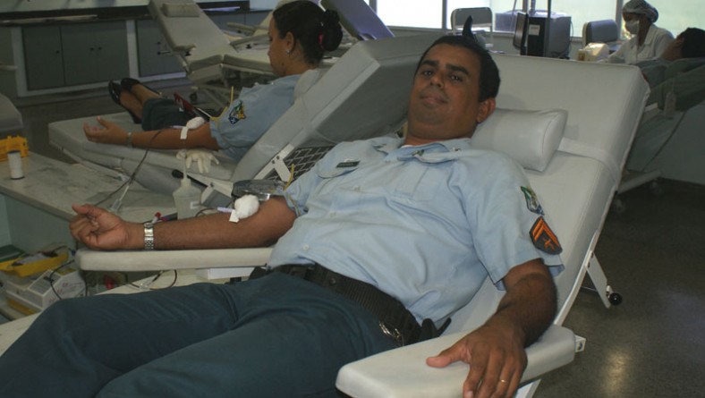Policiais militares doam sangue para reforçar estoque do Hemose