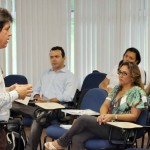 Técnicos trabalham na adequação do plano estadual de contingência da dengue - Fotos: Márcio Garcez