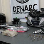 Denarc e Dipol prendem trio acusado de tráfico de drogas - Fotos: Reinaldo Gasparoni/SSP