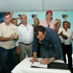 Déda autoriza implantação de rodovias entre Tomar do Geru e Itabaianinha  - Governador Marcelo Déda assina ordem de serviço em Itabaianinha / Fotos: Marcos Rodrigues/ASN